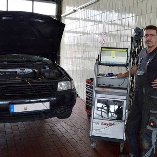 Auto-Service-Charlet, Mitarbeiter bei der Diagnose